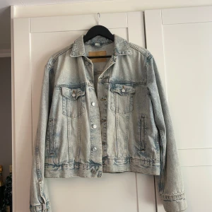 Ljusblå jeansjacka  -  ljusblå jeansjacka från H&M, kortare modell 