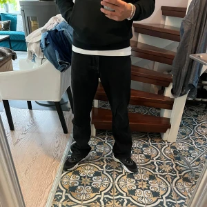 Hope rush jeans - Säljer dessa svarta hope Rush jeans. Storlek 29, personen på bilden är 180,74kg. Köpta för 2200kr!