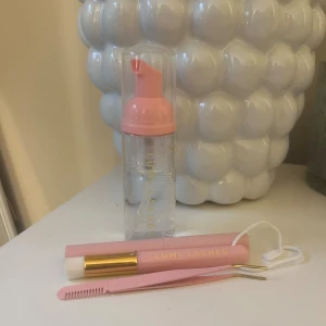 Lumi lashes tillbehör  - Säljer ett kit tillbehör ifrån Lumi lashes. Franschampo och tillhörande borste, remover och pincett❣️Frans schampot är använd 1-2 gånger 