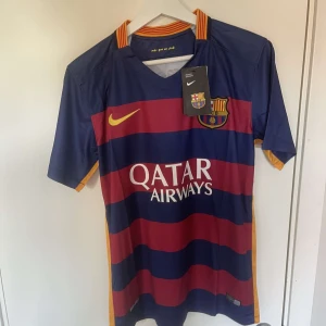 Neymar tröja  - Neymar jr tröja ifrån säsongen 15/16| helt ny med prislapp storlek s skriv om ni har övriga frågor !