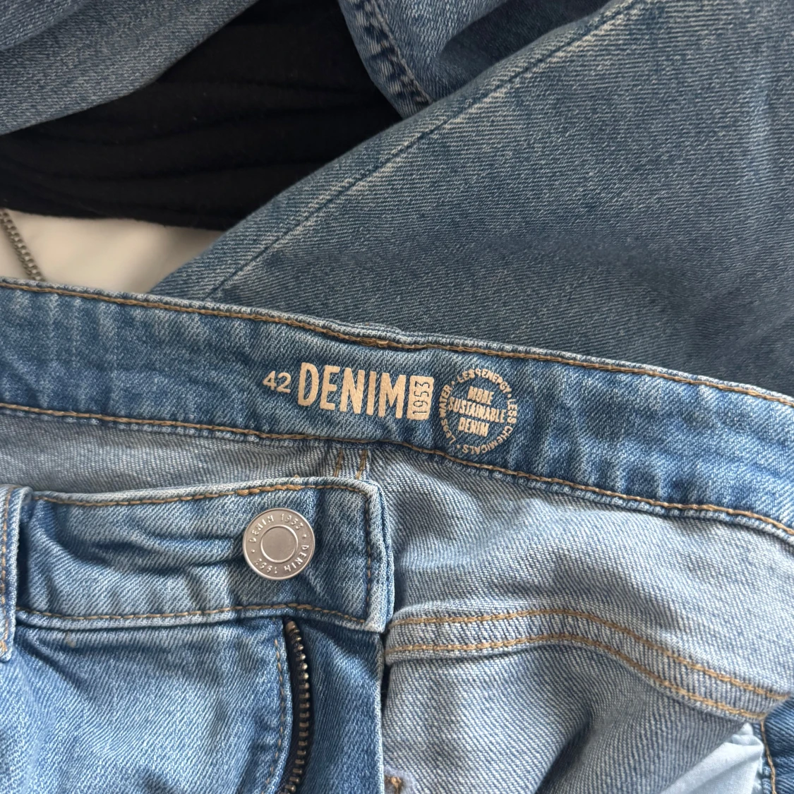 Blå denimjeans i rak modell - 1