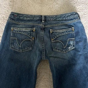 Lågmidjade Diesel jeans  - Säljer mina mörkblåa lågmidjade jeans från Diesel som tyvärr är för små!!! Jeansen har raka ben, låg midja och slitna detaljer. Ikonisk Diesel Industry-lapp på myntfickan och markerade bakfickor med broderi. Midjemåttet är 36cm och innerbeslängden är 81cm🩷