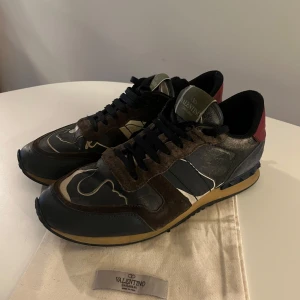 Valentino Garavani Rockrunner sneakers - Tjena, säljer nu dessa feta valentino rockrunners, de är i väldigt bra skick, inga defekter, dustbag ingår!