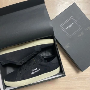 Saint Laurent Skor - Säljer nu ett par nya Saint Laurent skor som blivit använda bara 1-2 gånger eftersom de inte passade mig bra. Box och dustbag ingår, Storlek 44 men passar även 43. Pris kan diskuteras, PM om du har funderingar!
