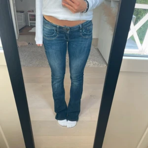 Blå bootcut jeans låg midja - Ltb jeans i modell valerie. W27 L32 Säljer vidare då dom inte passa mig riktigt (inte mina bilder) Jättesnygga byxor utan defekter🥰🥰🥰Första två bilder i dagsljus och andra två i mörkareljus