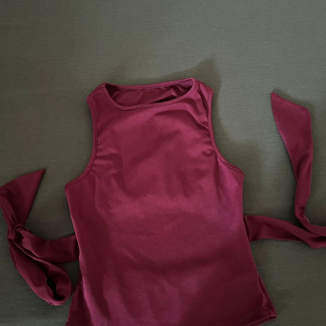 Vinröd omlottopp med knytband - 4