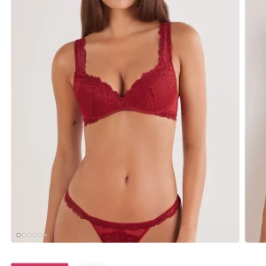 Röd spets bh - Säljer en snygg röd bh från intimissimi. Helt oanvänd med lapp kvar. Säljer då jag insett att den inte passar.STORLEK 75 D. Nypris 519kr
