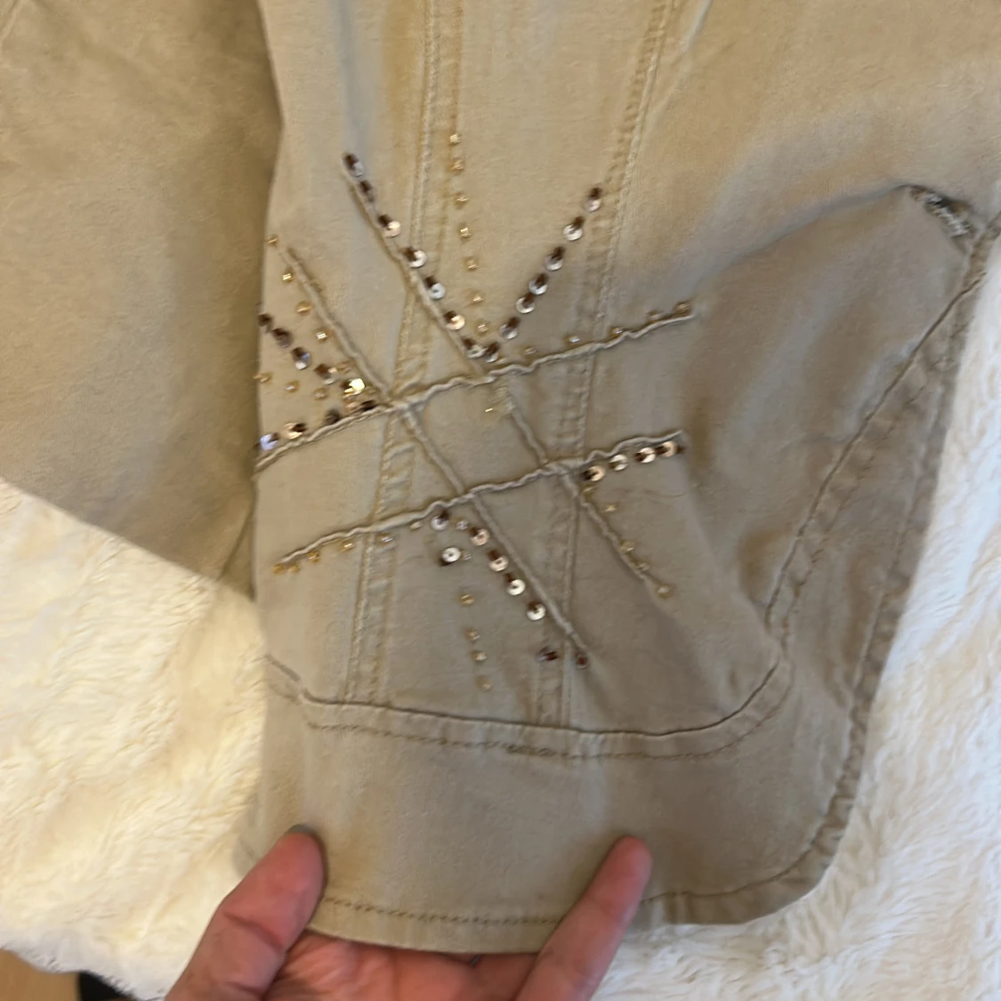 Beige kavajjacka med paljettdetaljer - 4