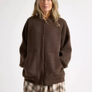 SÖKER - SÖKER!!! Helst i xs