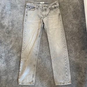 JACK&JONES jeans -  Gråa JACK&JONES jeans i bra skick utan defekter. Storlek W33 L34