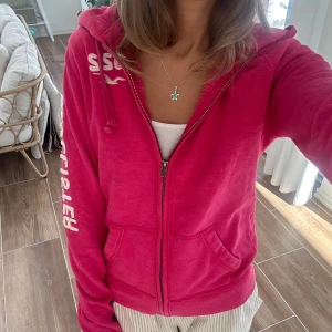 Hollister zip - En zip från Hollister i storlek M. Kan upplevas mindre i storlek. Tröjan bedöms som i mycket fint skick, förutom fåtal fläckar (fråga efter bild). Jag skickar ditt köp inom 24h. Se liknande zip i min profil! K17