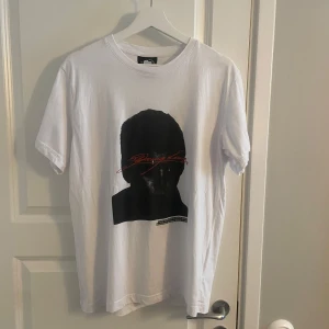 Yung lean merch - Riktigt snygg vit t shirt från yung leans avicii arena konsert, inte använd.