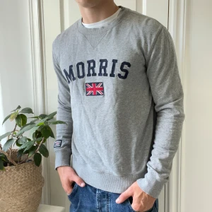Morris tröja S - Morris tröja S, håll vid ärmen som ni ser på sista bilden. Modellen är 180,75 kg. 🫶