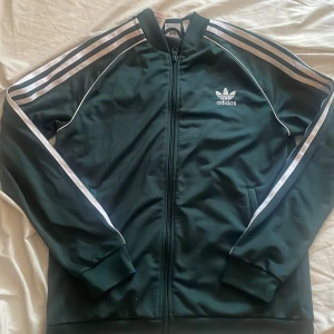 Adidas tröja - Snygg mörk grön Adidas tröja