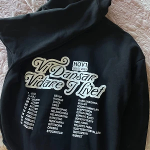  Hov1 hoodie  - Svart hoodie från Hov1, använd en gång så den är som helt ny! Nypris 700 kr!