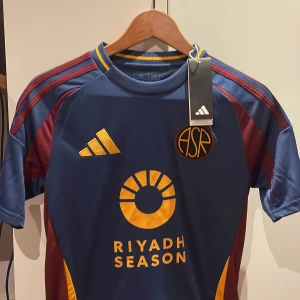 As Roma tröja - Direkt från förpackningen helt ny, helt oanvänd roma tröja storlek xs. Säljer denna enbart för den var för liten och returs tiden har löpt ut.