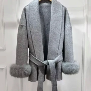 Grå cashmere kappa - Säljer en snygg grå kappa med krage och stora fluffiga fuskpälskanter vid ärmsluten. Köpt för 1000 kr från en instagram sida. Säljer då den tyvärr inte kommer till användning❣️ Passar xs/s. Sista bilden är lånad