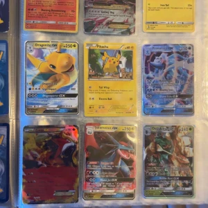 Pokémonkort samling - En färgstark samling Pokémonkort med populära karaktärer som Pikachu, Dragonite, Charmeleon och Sylveon. Perfekt för dig som älskar Pokémon och vill bygga din egen samling eller spela med vänner. Många holografiska och sällsynta kort ingår – ett måste för fans!