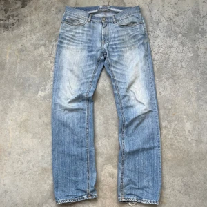 Acne jeans  - Acne jeans i modellen Mic Calm med en snygg tvätt! Storlek 34/32