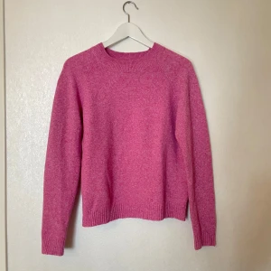 Rosa stickad tröja Vero Moda - Mysig rosa stickad tröja från Vero Moda med rund halsringning och ribbade muddar vid ärmslut och nederkant. Ej nopprig🩷