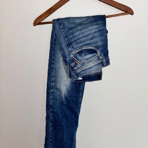 BRA DEAL Jeans - Replay blå  - W30 L30 Säljer ett par blå jeans från Replay med snyggt slitna detaljer och klassisk femficksmodell. Nypris ligger på 800 kronor. Jeansen har raka ben, normal passform och är tillverkade i mjukt jeanstyg. Perfekta för dig som gillar ett par jeans som kan användas till bas för varje outfit. 