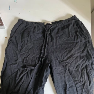 lågmidjade linnebyxor - Svarta lågmidjade linnebyxor från Gina Tricot i storlek XS. Använda ett tag men fortfarande snygga.