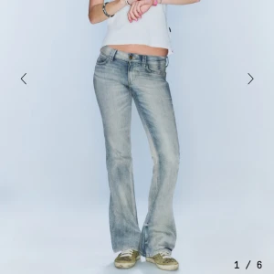 Populära bootcut jeans från Cheap Monday - Säljer ett par populära ljusblå bootcut jeans från Cheap Monday med klassisk femficksdesign och är vintage liknande. Jeansen har normal passform och är tillverkade i bomull. Det är modellen booty bei. Helt nya med prislapp kvar(se bild 3). Säljer pga att de är för små. Skriv om ni har frågor, kan gå ner pris via snabbt köp🥰🥰26/30