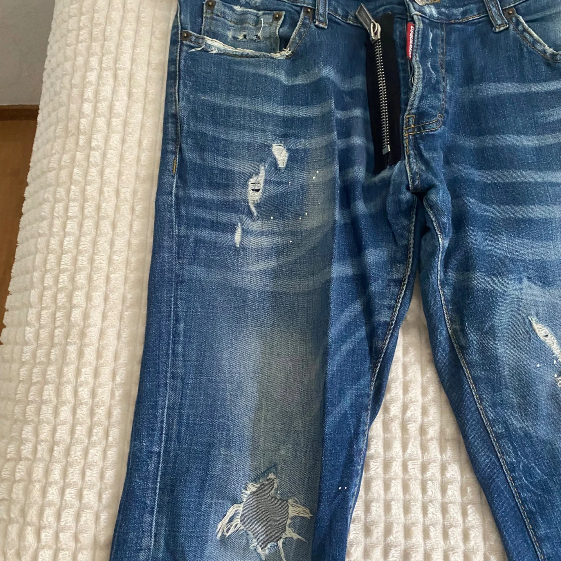 Blå slitna jeans med hål och detaljer - 1