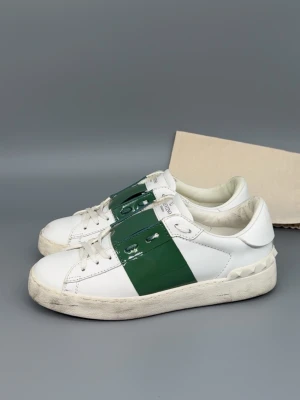 Valentino Open Skor | 37 - Valentino Open Skor i grymt skick! Snygg och eftertraktad färg. Storlek 37 men passar även större. Nypris: 7000kr. Påse från valentino ingår. Självklart äkta. Hör av er vid funderingar 🙌