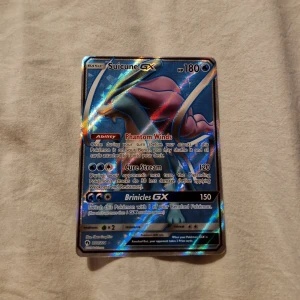 Suicune GX - Bilderna visar ett Pokémonkort, inte en väst. Ingen information om väst, färg, form, märke eller material kan utläsas. 