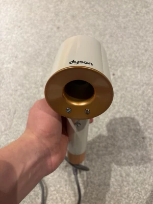 Dyson airfryer - Dyson hairdryer super bra skick, nästan aldrig använd. Ingår några attachment