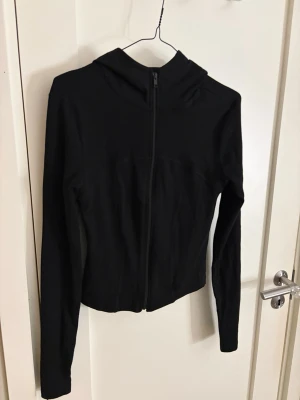 Svart hoodie med dragkedja från Gina Tricot - Säljer denna träningströja ifrån Gina tricot💕aldrig använt