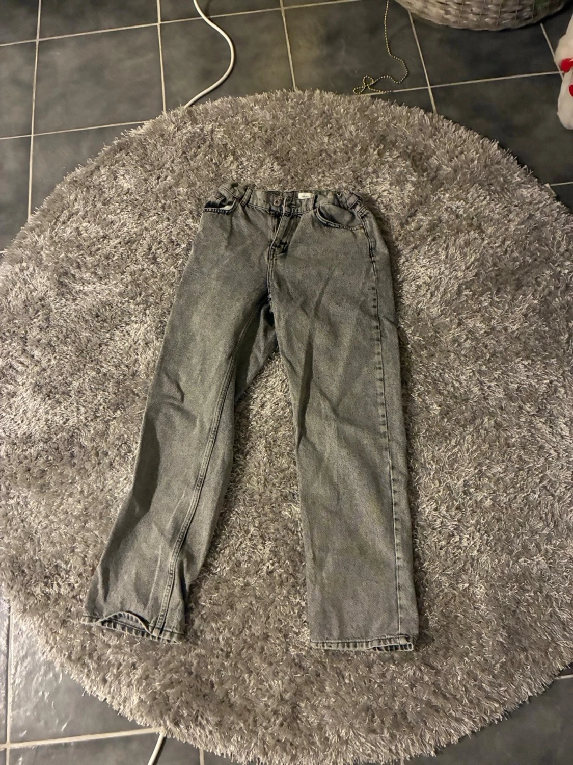 Grå straight jeans med normal passning