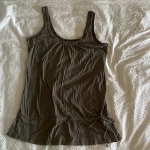 Olivgrönt linne  - Säljer ett superfint militär/olivgrönt linne från dcate! Står storlek 34/xs men passar även storlek s, kanske m. Är ett långt linne men skulle nog funka som en kort klänning om du är kortare än 160 cm. Jag är ungefär 170 cm för referens. Säljer då den inte kommer till användning och pris går att diskuteras! 