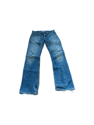 Levis 512 Bootcut - Levis 512 bootcut med riktigt snygga fades och slitningar. Är fortfarande i bra skick. Bara fråga om du undrar något! Storlek 32/32 midja: 42 cm Ytterbenslöngs: 106 cm