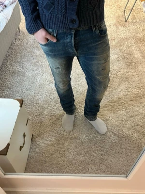 Jack & Jones jeans  - Jack & Jones Jeans med slitningar och hål | skick 9/10 | Storlek 33/32 | Pris - 399kr | Modellen är ca 179cm lång | Hör av dig vid minsta fråga eller fundering!!