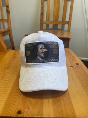 Valvet keps  - Helt ny keps från D’Argento 