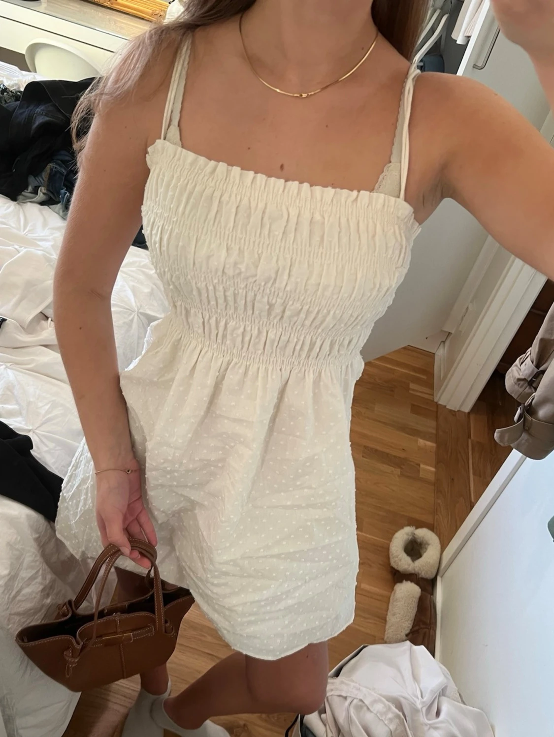 Vit kort sommarklänning med prickar