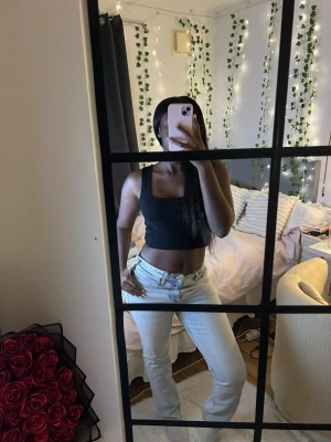 Ljusblå vintage straight jeans high waist - Säljer ett par ljusblå vintage-inspirerade jeans från H&M. Modellen är straight fit med hög midja och klassisk femficksdesign. Jeansen är i denim och har en snygg, enkel look som passar till allt. Perfekta om du gillar en clean och tidlös vibe.