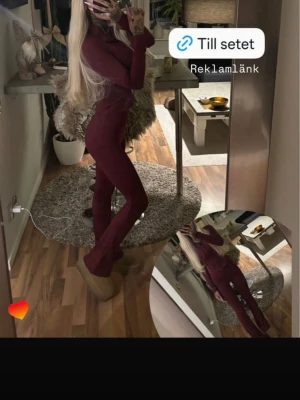 Matchande set  - Matchande set yoga tights + yoga jacket, endast använt vid ett tillfälle 🤎 • Instagram: Ginise  #set #ginatricot