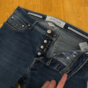 Jacob Cohen Jeans - Feta JC jeans slimfit, jävligt sköna som passar dunt 170-180 bra. 9/10 skick och det är bara att skicka vid frågor! 🍾 kan sänka pris vid snabb affär!
