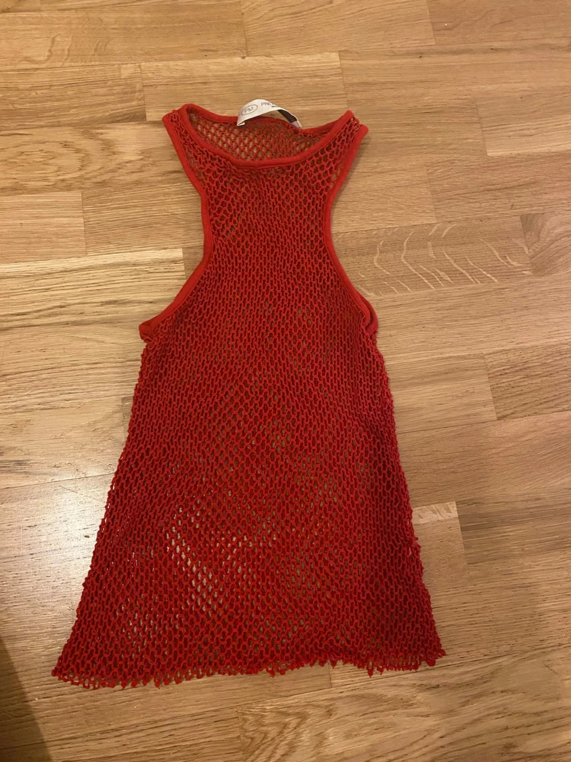 Röd nätlinnetopp från Italien