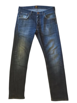 Lee Daren blå jeans - Hej!😊 Jag säljer ett par Lee jeans i modellen Daren. Jeansen är i mycket bra skick och är i storlek W31 och L30. De har en slim/regular fit. Fråga om du har några funderingar!👍🫵 ‼️ Priset är inte hugget i sten‼️ God jul🎅