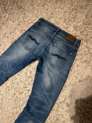 Nudie jeans grim tim slim fit herr  - Nudie jeans modell grim tim. Slim fit med en riktigt fet fade och snygga honecombs. Mycket bra skick, inga märkvärdiga defekter. Storlek w31. Postas samma dag slm köp eller dagen därpå🙌💯 