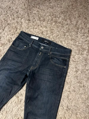 Replay hyperflex jeans slim fit herr  - Replay hyperflex jeans i slim passform. Mycket bra skick, inga märkvärdiga defekter. Storlek W31, postas samma dag som köp eller dagen därpå🙌💯