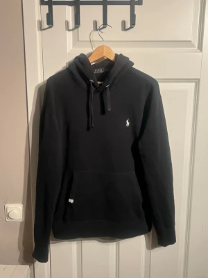 Ralph lauren svart hoodie - Ralph lauren svart hoodie köpt i Palma för ungefär 2299 och säljs för 799 i toppskick 