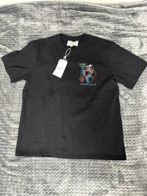 Svart Casablanca T-shirt - Säljer en svart Casablanca t-shirt i storlek M. Helt nytt skick - aldrig använt. Pris går att diskutera!