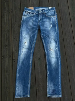 Dondup george 30 - Säljer dessa dondup jeans i riktigt snygg tvätt med slitningar. Dem är i ett mycket fint skick. Skriv vid fler frågor eller bilder