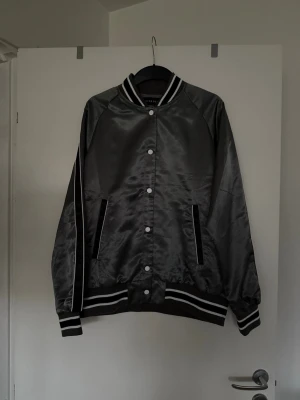 Bomberjacka silver  - Tunn bomberjacka silver / grå. Storlek L. Aldrig använd. 