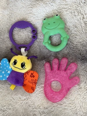 Baby leksaker - Använda men hela. Den rosa går att lägga i kylen/frysen för att svalka mot kliande tandkött. Libero fjärilen följer med gratis